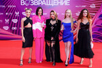 В 2015-м Новикова попыталась собрать свою группу под названием «Ксюша» — устроила кастинг, отобрала солисток. Но вскоре коллектив распался.
<br><br>
В 2016 году певица официально покинула группу «Блестящие», в 2018-м она вернулась в коллектив в третий раз.
<br><br>
<b>На фото:</b> Певицы Сильвия Золотова, Надя Ручка, Ксения Новикова, Кристина Илларионова и Марина Бережная (группа «Блестящие») перед церемонией вручения премии «Муз-ТВ 2024
