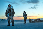 <b>“Борьба со льдом” (2022)</b>
<br><br>
В исторической драме Петера Флинта Николай Костер-Вальдау не только сыграл главную роль, но и выступил одним из сценаристов. Картина рассказывает о датской экспедиции 1909 года, когда полярник Эйнар Миккельсен (его и сыграл Костер-Вальдау) отправляется в Гренландию, чтобы доказать ее принадлежность Дании. Вместе с молодым механиком Ивером Иверсеном (Джо Коул) он преодолевает смертельный холод, голод и одиночество, вступая в схватку с безжалостной природой и собственными страхами.