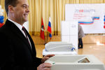 Премьер-министр России Дмитрий Медведев во время голосования на выборах президента Российской Федерации на избирательном участке №2760 в здании Шуваловской гимназии №1448, 18 марта 2018 года