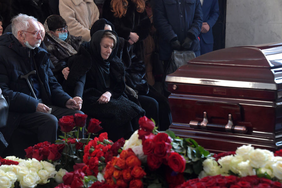 Родители Михаила Зеленского Владимир Михайлович и Ирина Ивановна на&nbsp;церемонии прощания с&nbsp;сыном в&nbsp;зале похоронного дома &laquo;Троекурово&raquo; в&nbsp;Москве, 19&nbsp;января 2022&nbsp;года