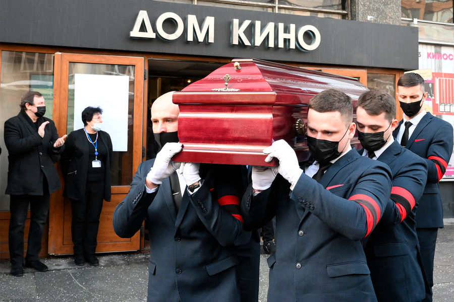 Вынос гроба с&nbsp;телом Виктора Мережко после церемонии прощания в&nbsp;Центральном доме кинематографистов, 3&nbsp;февраля 2022&nbsp;года