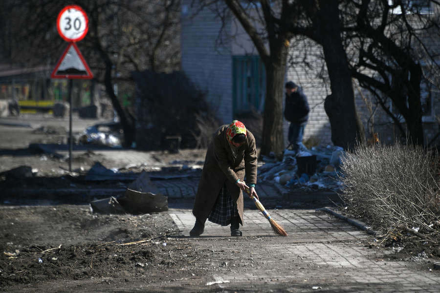 Женщина на&nbsp;одной из&nbsp;улиц города Волноваха, март 2022&nbsp;года
