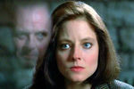 Фильм снят по мотивам романа Томаса Харриса «Молчание ягнят» («The Silence of the Lambs»), вышедшего в 1988 году. Сначала роль Ганнибала Лектера и режиссуру картины предложили Джину Хэкмену. Также на роль претендовали Джереми Айронс, Джек Николсон, Роберт Дюваль и Брайан Кокс. Последний уже играл этого персонажа в фильме 1986 года «Охотник на людей», снятом по мотивам романа Харриса «Красный дракон». Это было первым появлением Лектера на экране. Сначала Orion Pictures планировала выпустить фильм в прокат осенью 1990 года, но в это же время выходил триллер «Танцующий с волками». Чтобы избежать конкуренции, «Молчание ягнят» решили выпустить в январе. На фото: Джоди Фостер и Энтони Хопкинс в картине «Молчание ягнят»