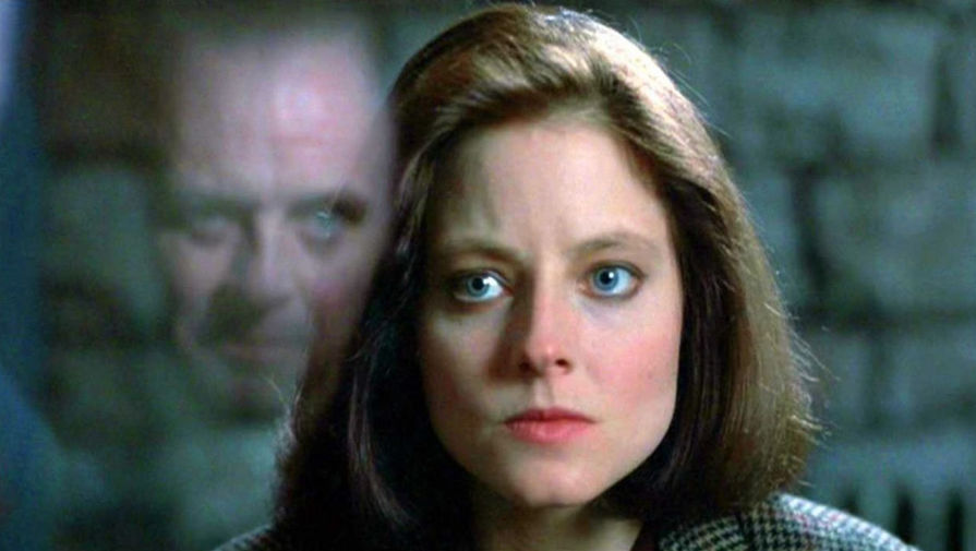 Фильм снят по&nbsp;мотивам романа Томаса Харриса &laquo;Молчание ягнят&raquo; (&laquo;The Silence of the Lambs&raquo;), вышедшего в&nbsp;1988 году. Сначала роль Ганнибала Лектера и режиссуру картины предложили Джину Хэкмену. Также на&nbsp;роль претендовали Джереми Айронс, Джек Николсон, Роберт Дюваль и Брайан Кокс. Последний уже играл этого персонажа в&nbsp;фильме 1986&nbsp;года &laquo;Охотник на&nbsp;людей&raquo;, снятом по&nbsp;мотивам романа Харриса &laquo;Красный дракон&raquo;. Это было первым появлением Лектера на&nbsp;экране. Сначала Orion Pictures планировала выпустить фильм в&nbsp;прокат осенью 1990&nbsp;года, но в&nbsp;это же время выходил триллер &laquo;Танцующий с&nbsp;волками&raquo;. Чтобы избежать конкуренции, &laquo;Молчание ягнят&raquo; решили выпустить в&nbsp;январе. На&nbsp;фото: Джоди Фостер и Энтони Хопкинс в&nbsp;картине &laquo;Молчание ягнят&raquo;