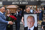 Вынос гроба с телом актера и режиссера Владимира Меньшова после церемонии прощания в Москве, 8 июля 2021 года