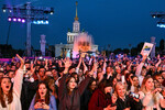 Выпускники московских школ на праздновании выпускного на ВДНХ, 27 июня 2025 года