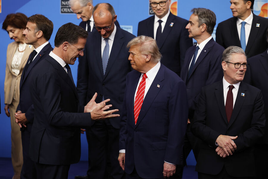 Президент США Дональд Трамп (в центре) беседует с&nbsp;генеральным секретарем НАТО Марком Рютте (слева) на&nbsp;саммите НАТО в&nbsp;Гааге, 25&nbsp;июня 2025&nbsp;года