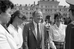 1984 год. Член экипажа космического корабля «Союз Т-12» Игорь Волк с семьей на Красной площади