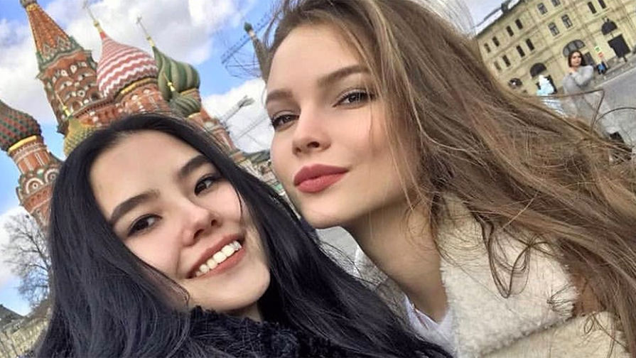 Наталья Строева и Юлия Полячихина на Красной площади