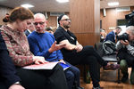 Режиссер, художественный руководитель театра «Гоголь-центр» Кирилл Серебренников, бывший директор «Гоголь-центра» Алексей Малобродский и директор Российского академического молодежного театра (РАМТ) Софья Апфельбаум (справа налево), обвиняемые в хищении денежных средств, на слушании по уголовному делу «Седьмой студии» в Мещанском суде Москвы, ноябрь 2018 года