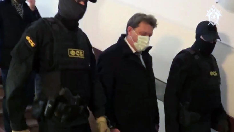 Задержание сотрудниками СК РФ и УФСБ мэра Томска Иван Кляйна по подозрению в превышении должностных полномочий, 13 ноября 2020 года (кадр из видео)