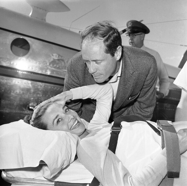 Во время съемок фильма &laquo;Непрощенная&raquo; (1960) Одри Хепберн получила травму, упав с&nbsp;лошади.
На&nbsp;фото: актриса Одри Хепберн с&nbsp;мужем Мелом Феррером в&nbsp;аэропорту Лос-Анджелеса после того, как ее доставили на&nbsp;специальном самолете скорой помощи из&nbsp;Дуранго, Мексика, 1959&nbsp;год