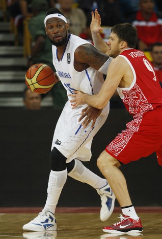 Форвард доминиканцев Джек Мартинес, на&nbsp;счету которого 13&nbsp;очков в&nbsp;матче, ведет борьбу с&nbsp;российским защитником Евгением Вороновым