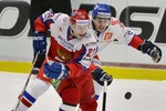 Россиянин Денис Кокарев в борьбе за шайбу