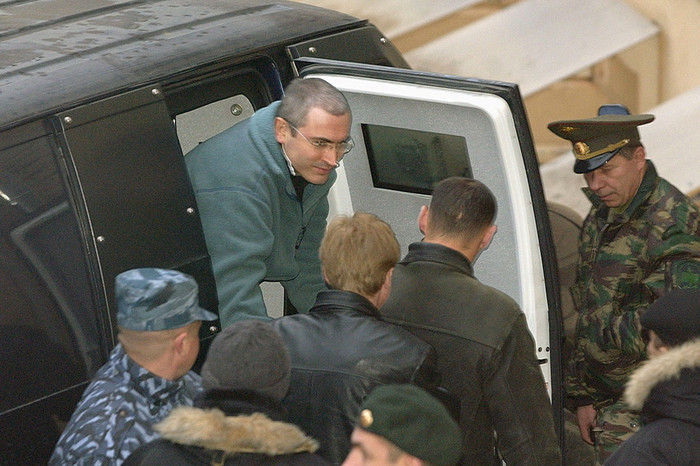 Михаил Ходорковский (признан в РФ иностранным агентом) перед&nbsp;зданием Басманного суда, где началось судебное слушание по&nbsp;ходатайству Генпрокуратуры РФ о&nbsp;продлении ему срока содержания под&nbsp;стражей. 2003&nbsp;год 