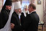Президент России Владимир Путин (справа на первом плане) во время встречи с членами Священного синода Украинской православной церкви Московского патриархата. Слева на первом плане — митрополит Киевский и всея Украины Владимир. В центре на втором плане — патриарх Московский и всея Руси Кирилл, 2013 год