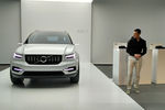 Для наглядности своих идей старший вице-президент Volvo по дизайну Томас Ингенлат захватил на презентацию шесть пар обуви