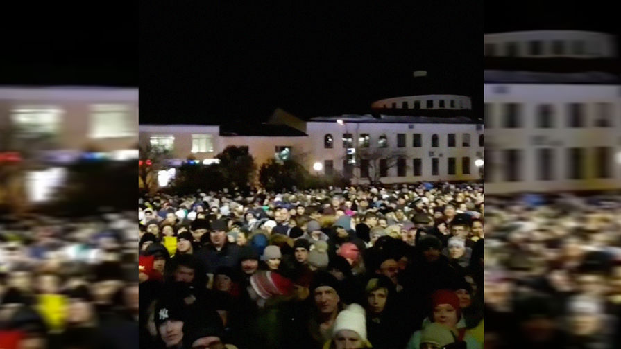 Стихийный митинг в&nbsp;Волоколамске после очередного выброса с&nbsp;полигона &laquo;Ядрово&raquo;, 29 марта 2018 года. Кадр из&nbsp;видео