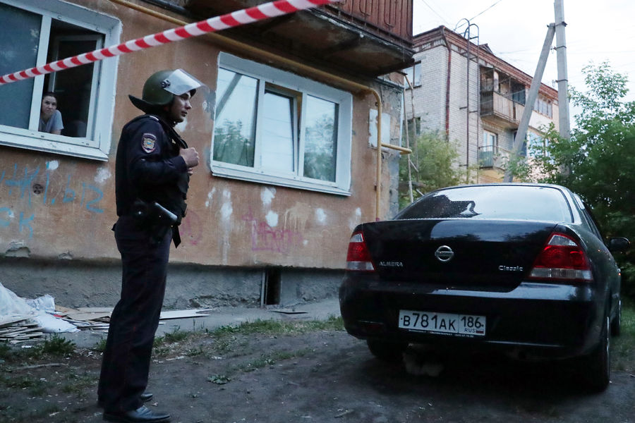 Ситуация у&nbsp;жилого дома в&nbsp;микрорайоне Химмаш в&nbsp;Екатеринбурге, где бывший полицейский открыл стрельбу из&nbsp;окна, 30&nbsp;мая 2021&nbsp;года