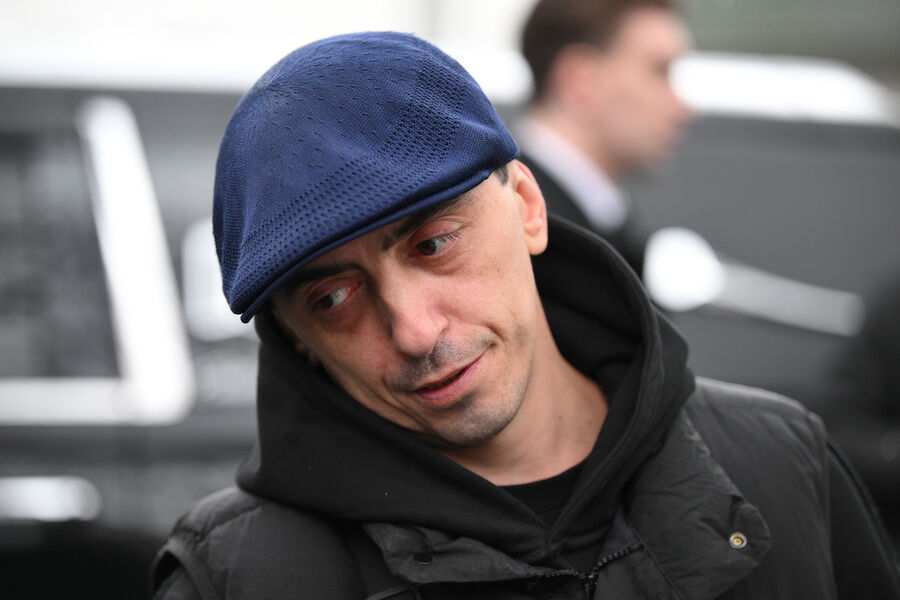 Директор музыканта Паши Техника Марк Яровный перед&nbsp;началом церемонии прощания с&nbsp;рэпером Пашей Техником в&nbsp;храме Петра и Павла в&nbsp;Лефортово в&nbsp;Москве, 11&nbsp;апреля 2025&nbsp;года 