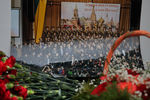 Цветы около здания ансамбля имени Александрова в Москве, 25 декабря 2016 года