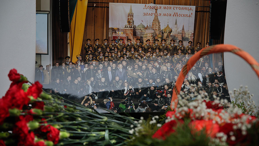 Цветы около&nbsp;здания ансамбля имени Александрова в&nbsp;Москве, 25&nbsp;декабря 2016&nbsp;года