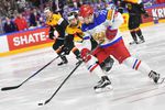 Нападающий сборной России Артемий Панарин рвется к воротам сборной Германии