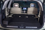Просторный салон имеет множество вариантов трансформации. Чтобы увеличить место для&nbsp;багажа можно их сдвинуть или полностью опустить. Третий ряд сидений поднимается нажатием кнопки в&nbsp;багажном отделении &ndash; тогда можно получить практически ровную поверхность для&nbsp;размещения грузов