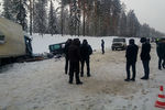 Последствия столкновения микроавтобуса с грузовым автомобилем в Ленинградской области, 6 февраля 2018 года