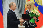 Президент России Владимир Путин и певица Валерия на церемонии вручения государственных наград в области науки и культуры в Большом Кремлевском дворце, 2014 год