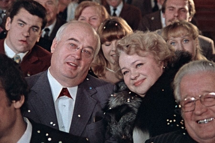 Евгений Моргунов и Наталья Крачковская в&nbsp;фильме «Покровские ворота» (1982).
<br><br>
Крачковской всегда предлагали яркие и запоминающиеся комедийные роли. Но сама она мечтала о&nbsp;большом, драматическом образе. И хотя такой роли в&nbsp;ее жизни не случилось, недостатка в&nbsp;предложениях от режиссеров у&nbsp;Натальи Леонидовны не было. Любой, даже небольшой эпизод она могла сделать неповторимым. В&nbsp;ее фильмографии более 120&nbsp;картин, большинство из&nbsp;которых помнят и любят зрители.
<br><br>
И это при&nbsp;том, что актерское образование она так и не получила. Из-за этого у&nbsp;нее были сложности со вступлением в&nbsp;Союз кинематографистов. Также в&nbsp;советское время ее не баловали наградами. Звание «Заслуженная артистка Российской Федерации» она получила только в&nbsp;1998 году. Когда же актрису спрашивали, почему при&nbsp;такой популярности у&nbsp;нее до&nbsp;сих пор нет звания народной, Наталья Леонидовна отвечала, что ее знают все: от бабушки, продающей на&nbsp;рынке картошку, до&nbsp;первых лиц государства. Поэтому она и так уже народная артистка.
