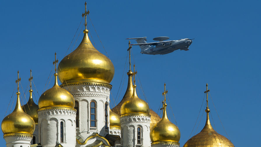 Самолет дальнего радиолокационного обнаружения и управления А-50 над Красной площадью во время парада, посвященного 68-й годовщине Победы в Великой Отечественной войне, 2013 год