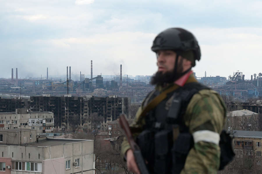 Боец специального отряда быстрого реагирования (СОБР) &laquo;Ахмат&raquo; на&nbsp;крыше здания в&nbsp;Мариуполе. На&nbsp;дальнем плане &ndash; металлургический комбинат &laquo;Азовсталь&raquo;, 4&nbsp;апреля 2022&nbsp;года