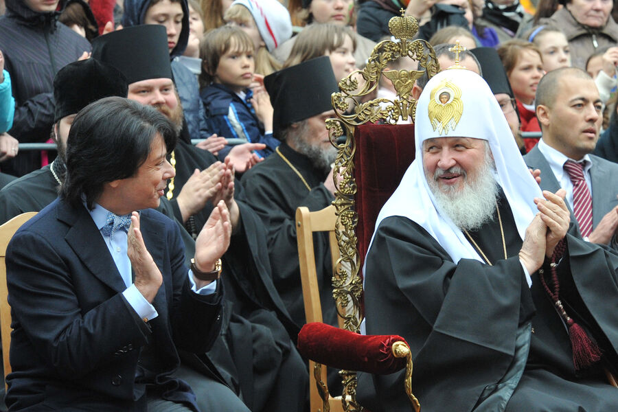 Валентин Юдашкин и Патриарх Московский и всея Руси Кирилл во время праздничного концерта, который состоялся в&nbsp;резиденции Предстоятеля Русской церкви в&nbsp;подмосковном Переделкине, 2010&nbsp;год
