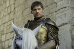 <b>“Игра престолов” (2011-2019)</b>
<br><br>
В культовом сериале по романам Джорджа Р. Р. Мартина Костер-Вальдау сыграл одну из ключевых ролей — Джейме Ланнистера, члена могущественного дома Ланнистеров. Красавец, циник и негласный секс-символ сериала, Джейме с первых серий предстает антигероем, но со временем превращается в куда более сложного и противоречивого персонажа. Его путь от жестокого цареубийцы до человека, идущего к искуплению, стал одной из самых впечатляющих линий “Игры престолов” и сделал Костера-Вальдау кумиром миллионов зрителей по всему миру.