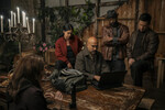 <b>«Грязная игра» (Play Dirty), реж. Шейн Блэк</b>
<br><br>
<b>Где и когда смотреть:</b> на Amazon Prime Video — с 1 октября
<br><br>
Мастер боевиков (комедийных и не очень) Шейн Блэк возвращается с экранизацией романов Дональда Эдвина Уэстлейка про профессионального вора Паркера. Сюжет ленты вращается вокруг поисков затонувшего испанского золота, к которым подключаются, в том числе нью-йоркская мафия, безжалостный миллиардер и иностранная армия. В новой версии Паркера сыграл Марк Уолберг (до этого персонажа изображали Ли Марвин, Роберт Дювалл, Мел Гибсон и Джейсон Стейтем), также в фильме снялись Лакит Стэнфилд («Атланта»), Роза Салазар («Алита: Боевой ангел») и Киган-Майкл Кей («Фарго»).