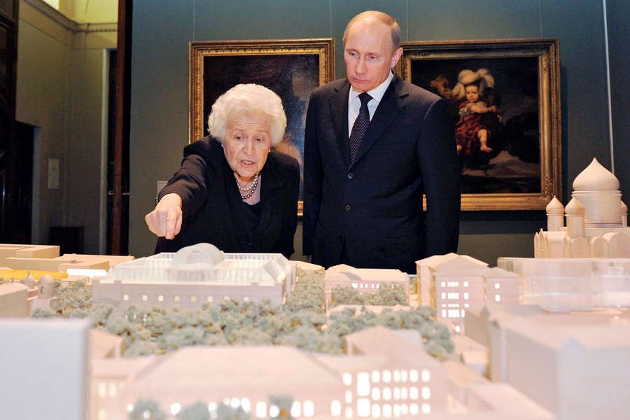 Владимир Путин и Ирина Антонова у&nbsp;макета проекта выставочного комплекса Государственного музея изобразительных искусств им. А.С. Пушкина в&nbsp;Москве, 2011&nbsp;год