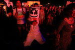 Слушатели во время выступления Леди Гаги на фестивале Coachella в Калифорнии, 15 апреля 2017 года