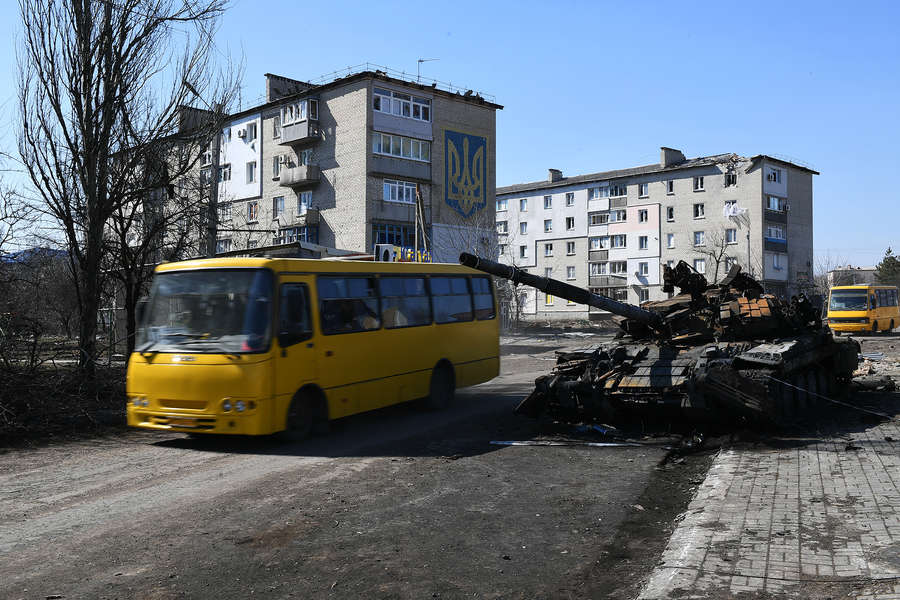 Уничтоженный танк ВСУ около&nbsp;жилого дома, пострадавшего в&nbsp;результате обстрелов в&nbsp;Волновахе, март 2022&nbsp;года