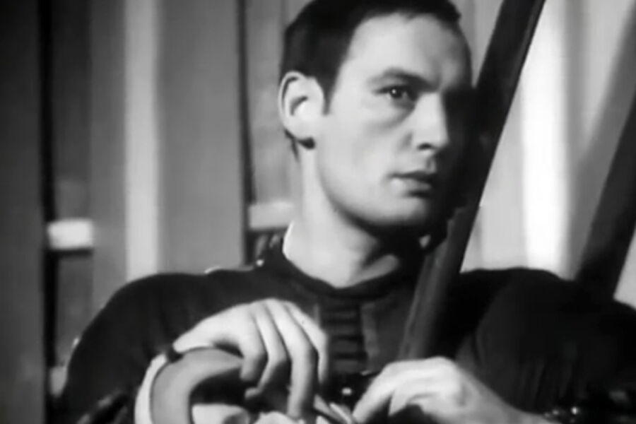 <b>«Солярис», Борис Ниренбург (1968)</b>
<br><br>
За&nbsp;четыре года до&nbsp;фильма Андрея Тарковского вышла альтернативная экранизация романа «Солярис» Станислава Лема. В&nbsp;ней Лановой сыграл ученого Криса Кельвина, который прибывает на&nbsp;исследовательскую станцию на&nbsp;планете Солярис. Из&nbsp;всех существующих экранизаций «Солярис» Бориса Ниренбурга наиболее точно соответствует роману. Причем сам Лем не знал, что по&nbsp;его произведению снимают фильм.
