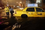 Общественный транспорт в Нью-Йорке не ходит, и власти не могут сказать, когда он снова заработает. По улицам ездят только такси.