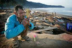 Мужчина молится за&nbsp;свою сестру, которая пропала после цунами в&nbsp;городе Као-Лак, Таиланд