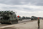 Зенитно-ракетные комплексы «Бук-М2» механизированной колонны войск Московского гарнизона Центрального военного округа во время тренировки к военному параду, посвященному 71-й годовщине победы в Великой Отечественной войне, на подмосковном полигоне в Алабино