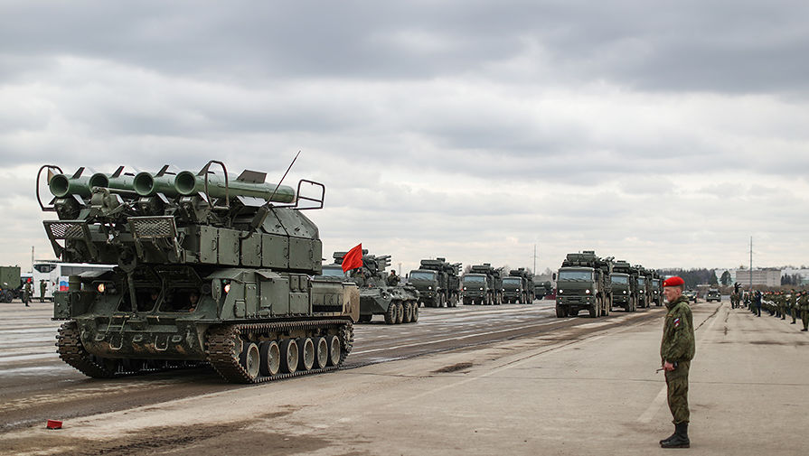 Зенитно-ракетные комплексы &laquo;Бук-М2&raquo; механизированной колонны войск Московского гарнизона Центрального военного округа во время тренировки к&nbsp;военному параду, посвященному 71-й годовщине победы в&nbsp;Великой Отечественной войне, на&nbsp;подмосковном полигоне в&nbsp;Алабино