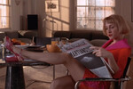 <b>«Марс атакует!» (1996)</b><br><br>
Мемная комедия Тима Бертона, вдохновленная серией вкладышей (!) из пачек жевательной резинки конца 1950-х годов. Фильм о нападении марсиан, думается, имел бы все шансы попасть на «Золотую малину», не собери Бертон настолько мощный каст: Джек Николсон, Гленн Клоуз, Аннетт Бенинг, Пирс Броснан, Дэнни Де Вито, Мартин Шорт, Майкл Джей Фокс, Том Джонс, Натали Портман, Джек Блэк (и это еще не весь список). Паркер в ленте сыграла ведущую ток-шоу, чья голова была пересажена на голову ее чихуахуа вторгшимися инопланетянами.