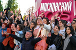 Выпускники московских школ на праздновании выпускного на ВДНХ, 27 июня 2025 года