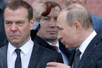 Премьер-министр России Дмитрий Медведев и президент Владимир Путин во время церемонии возложения венков к Могиле Неизвестного Солдата у стен Кремля в День памяти и скорби, 2017 год