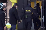Задержание сотрудниками СК РФ и УФСБ мэра Томска Иван Кляйна по подозрению в превышении должностных полномочий, 13 ноября 2020 года (кадр из видео)