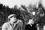 Одри Хепберн с мужем Мелом Феррером играют в снежки на территории виллы короля Видора в Риме, 1956 год