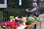 Стихийный мемориал в память о жертвах теракта в подмосковном «Крокус Сити Холле» у посольства России в Будапеште, 23 марта 2024 года